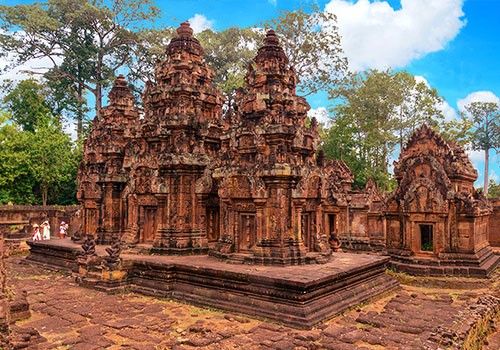 Banteay Srei qui signifie la citadelle des femmes ou de la fortune est un temple hindouiste