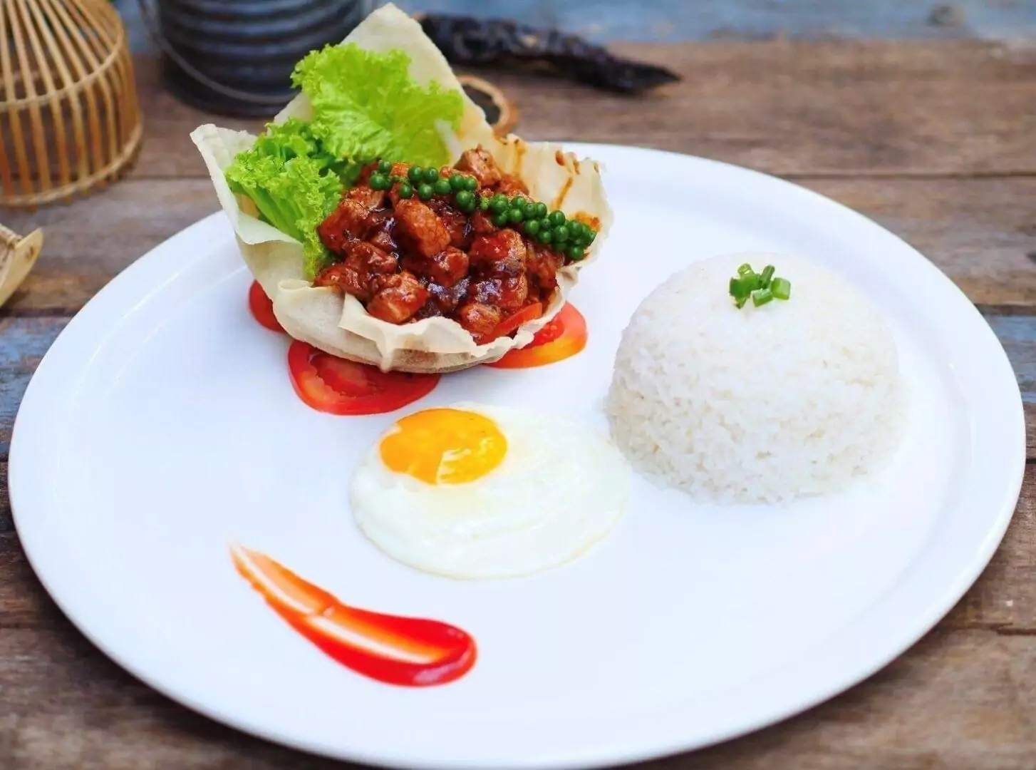 Bœuf sauté Lok-Lak servi sur un lit de salade avec du riz