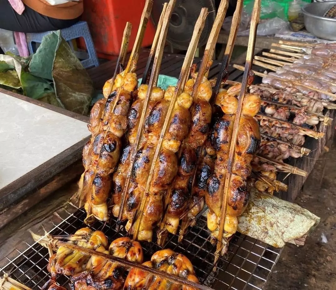 Grenouilles farcies grillées en brochette Kangkep Baob