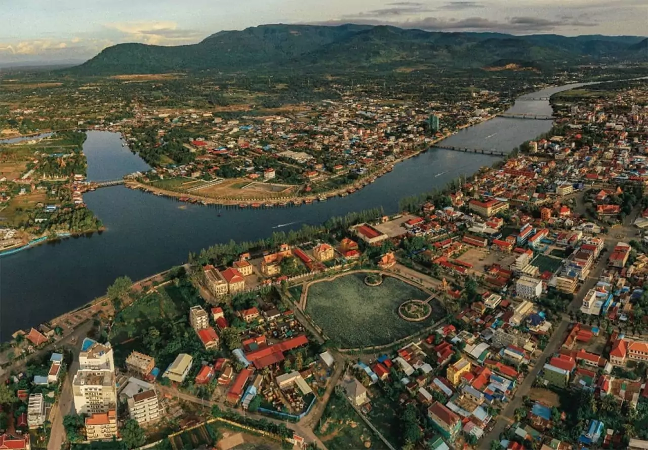 Les quais de Kampot et la rivière Teuk Chhou, avec le Bokor en arrière-plan
