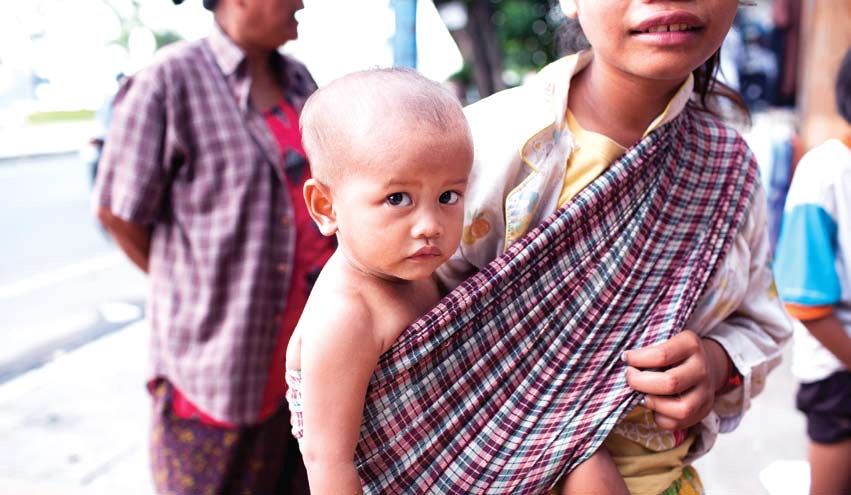 Bébé maintenu dans un Krama Cambodge