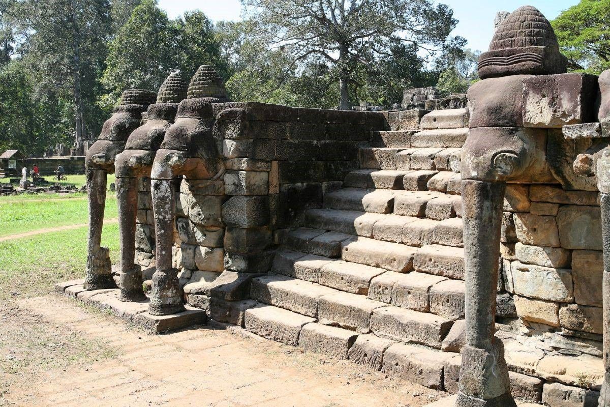 Cette place forte se trouve au milieu de la ville archéologique d’Angkor Thom