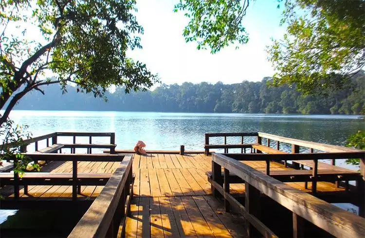 Le lac de Yeak Laom (Ratanakiri)