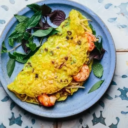 Crêpe croustillante Banh Chhev farcie aux pousses de soja