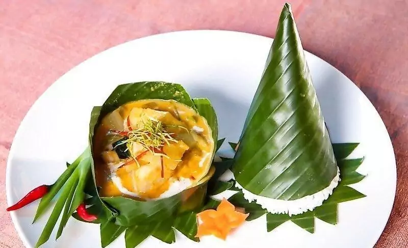 Poisson Amok Trey dans sa feuille de bananier