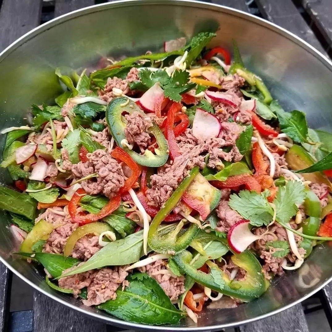Salade de bœuf Pleah Sach Ko, menthe, basilic et piment