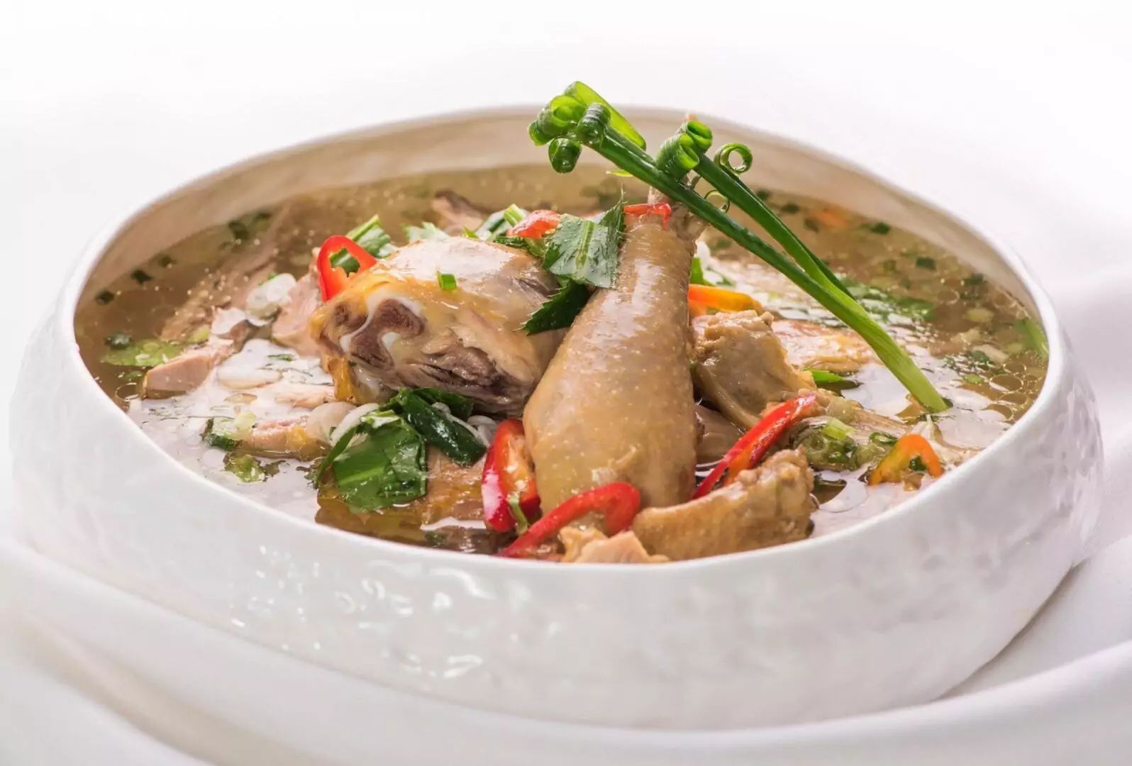 Soupe aigre Sngao Chruak servie dans un bol