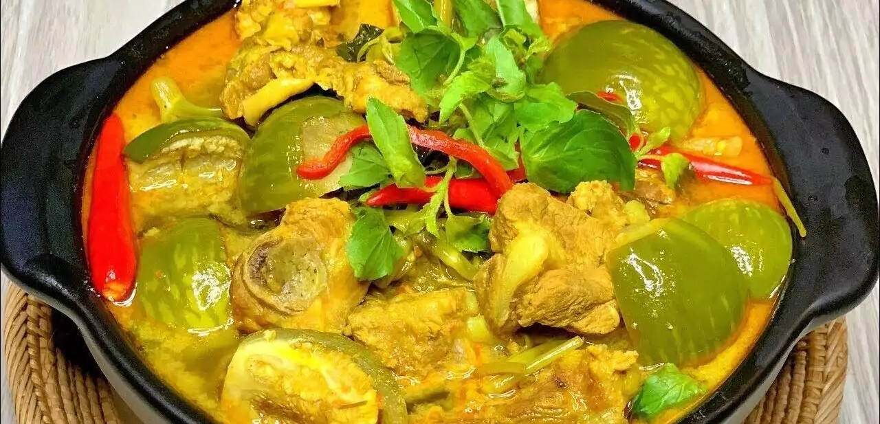 Soupe aigre au kroeung Samlor Machu Kroeung, bœuf et liseron d'eau