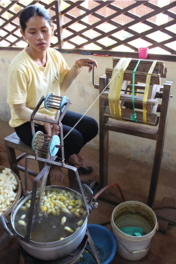 Les techniques de fabrication de la soie ont probablement été apportées au Cambodge