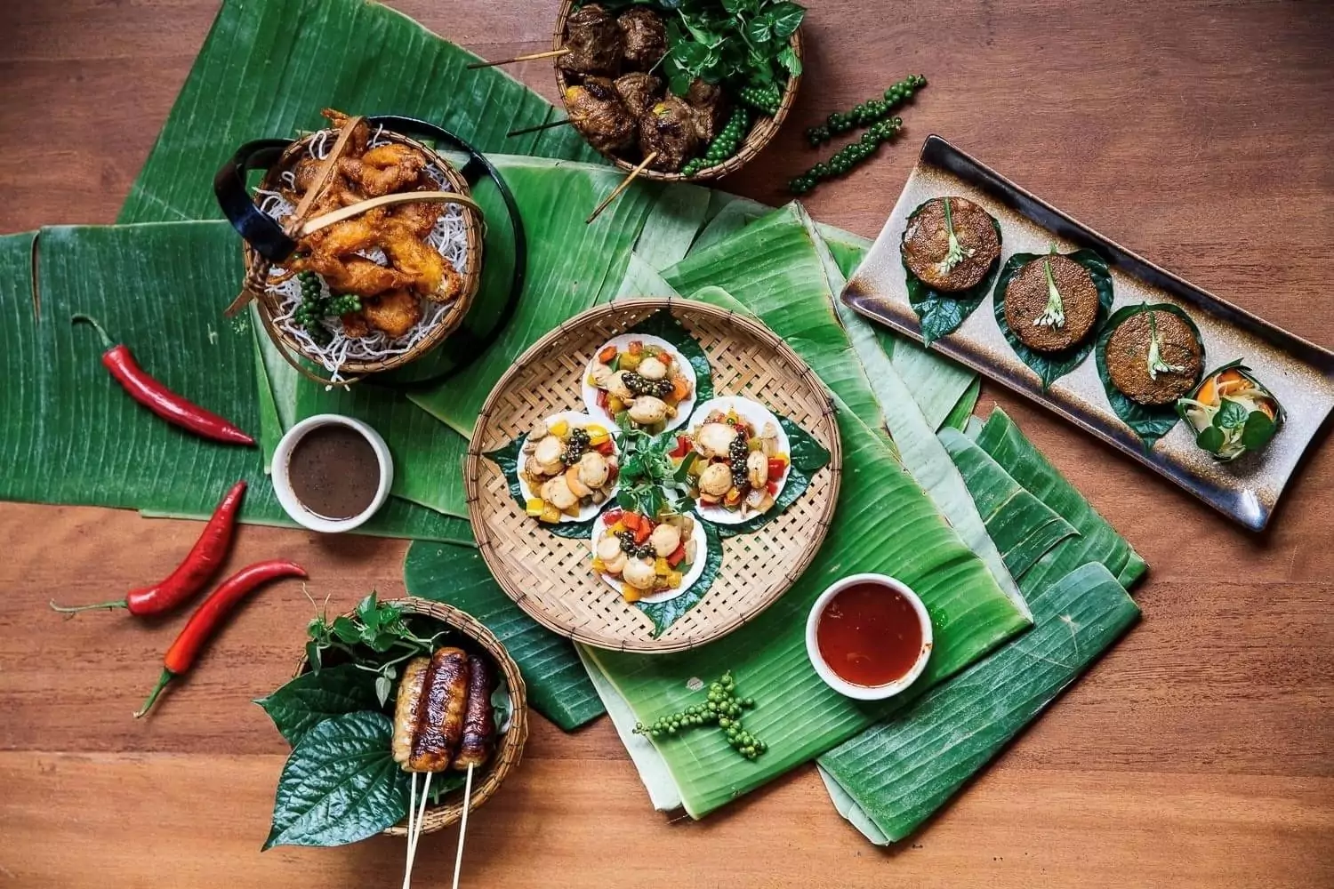 Un repas khmer servi à table : riz, soupe et plats à partager