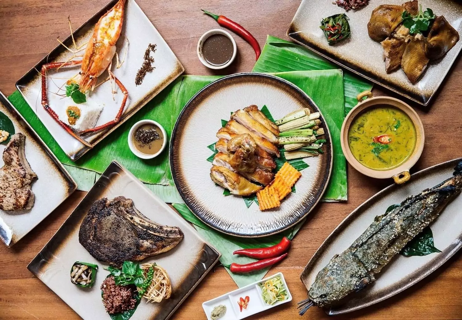 Repas khmer servi à table pendant un circuit