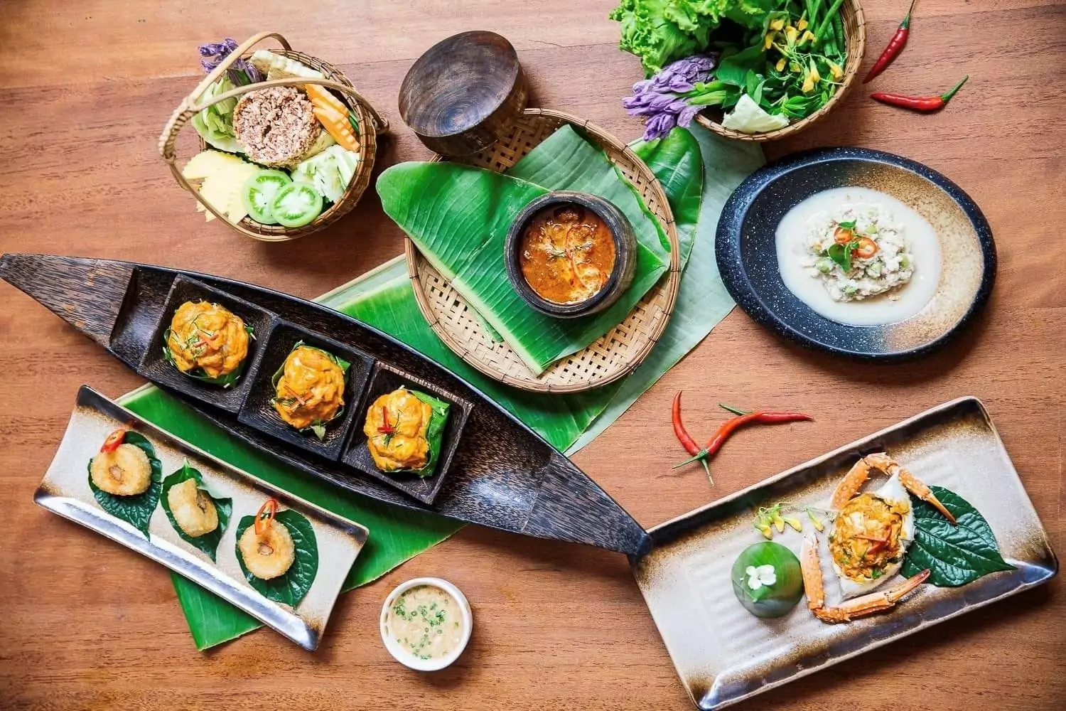 Table de repas cambodgien avec soupe et plats