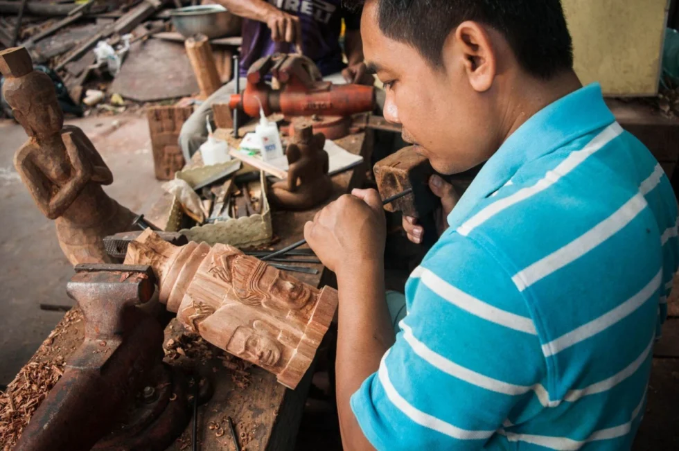 Artisanat local, sculpture sur bois au Cambodge