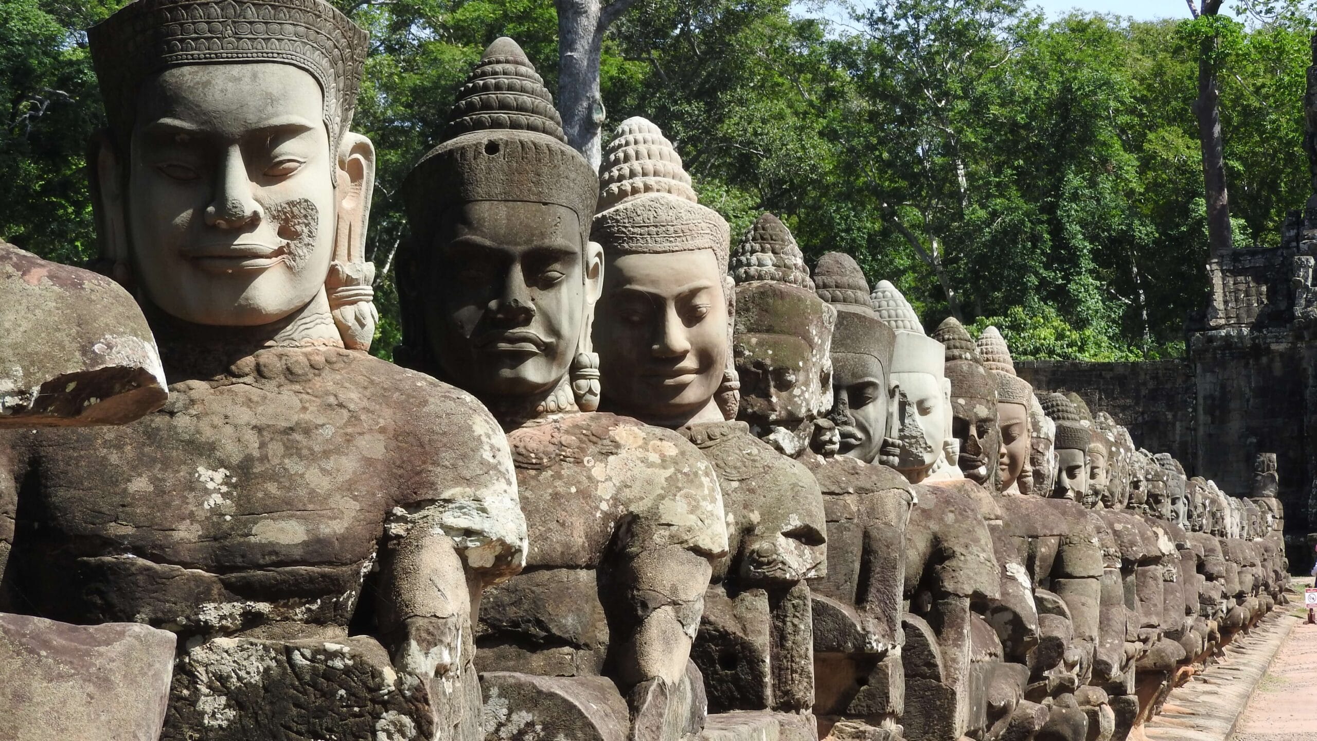 Statues de la porte sud d'Angkor Thom