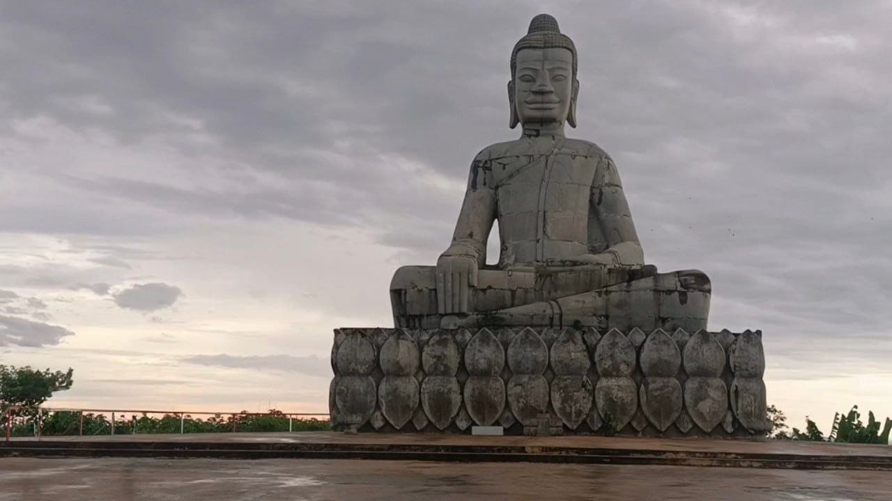 Grand Bouddha au sommet de la colline sacrée de Phnom Svay, à Banlung (Ratanakiri)