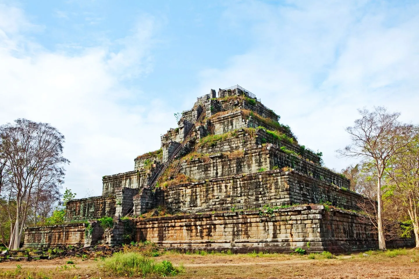 Prasat Thom, le temple-pyramide de Koh Ker, dans la province de Preah Vihear