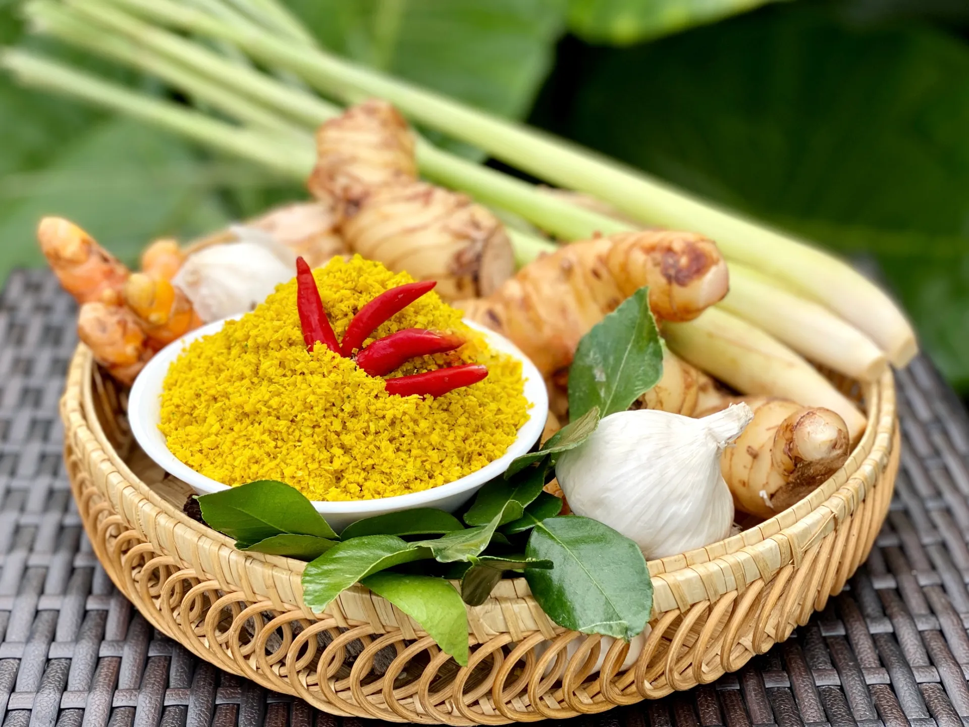 Kroeung, pâte de citronnelle, galanga et curcuma pilée au mortier