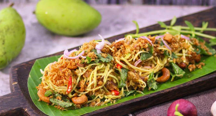 Salade de mangue verte Nhoam Svay aux cacahuètes et aux herbes