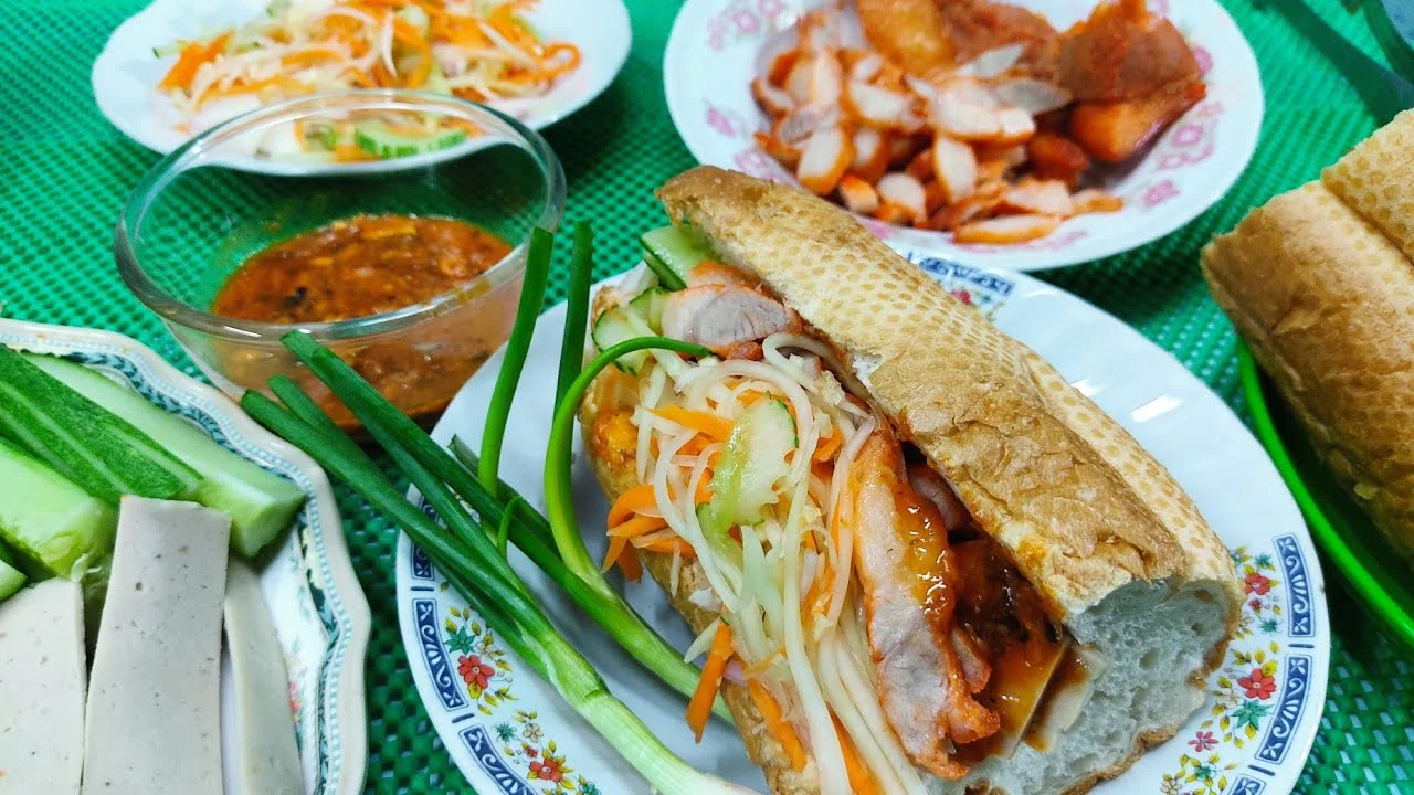 Sandwich Num Pang garni de porc, de pickles et de coriandre