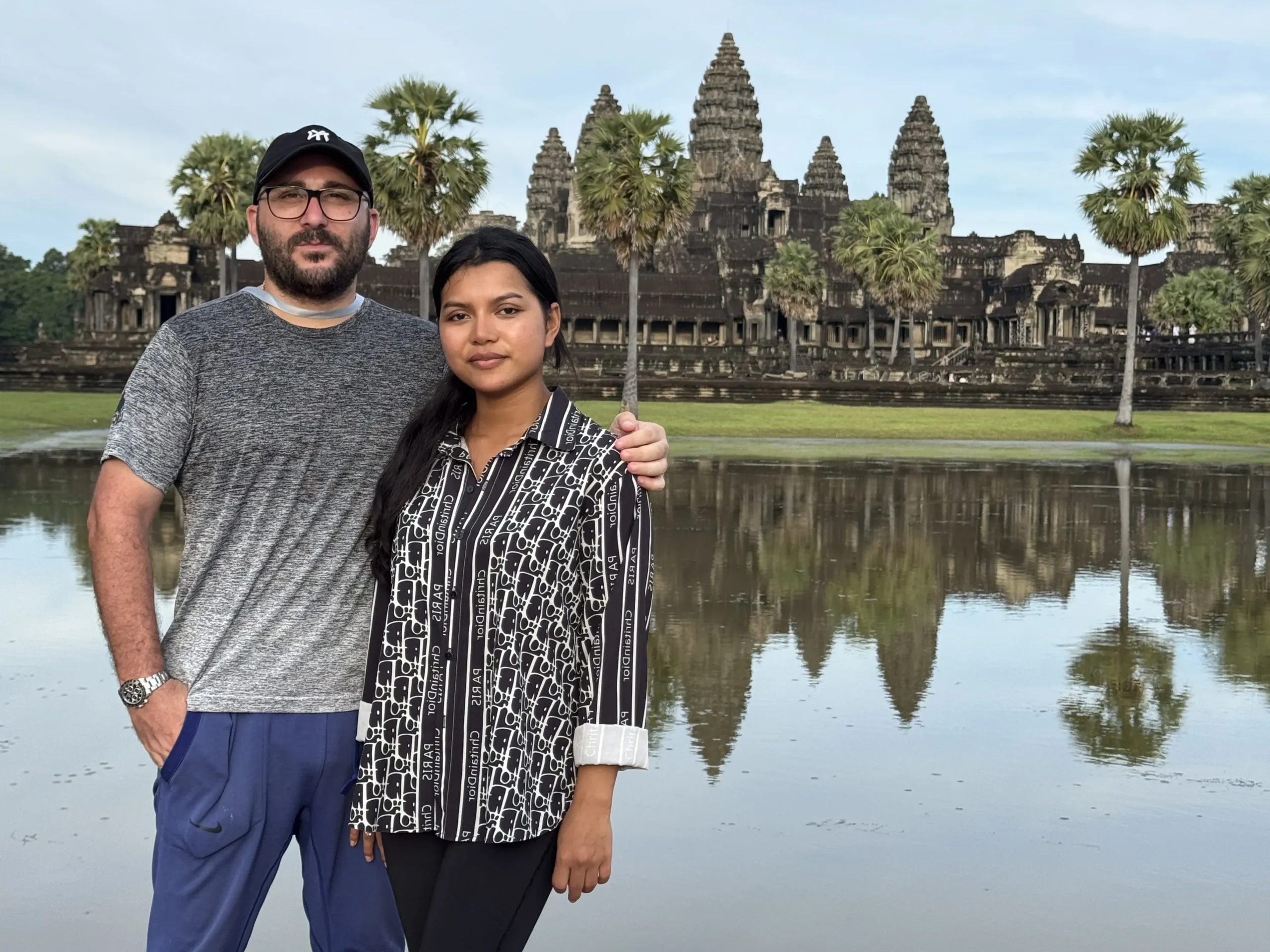 Julian et Savin, fondateurs de l'agence familiale Les Merveilles du Cambodge, devant les temples d'Angkor