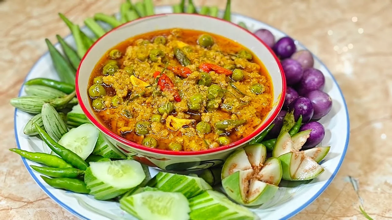 Prahok Ktis, trempette de porc au lait de coco servie avec des crudités