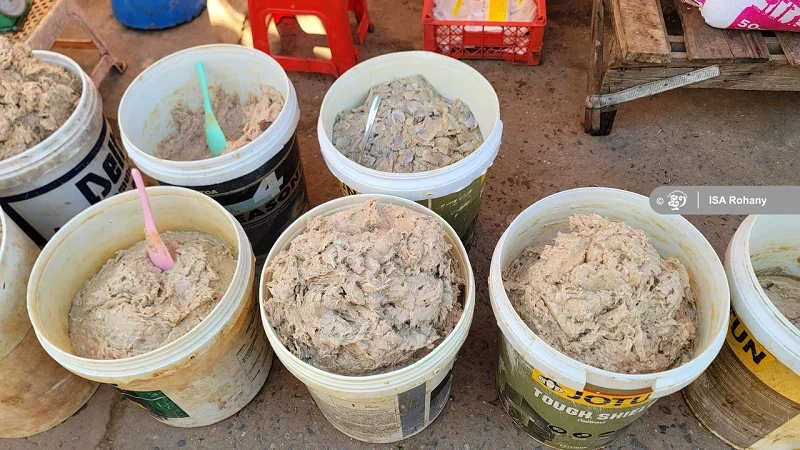 Prahok, pâte de poisson fermenté, servi avec des légumes crus