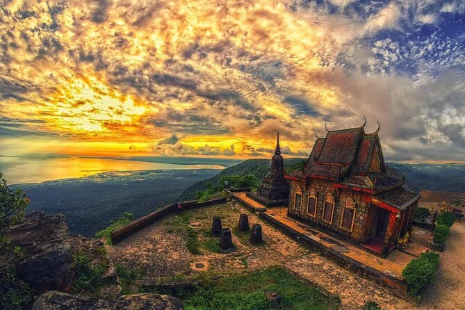 La pagode Wat Sampov Pram au sommet du Bokor, face à la mer au coucher du soleil