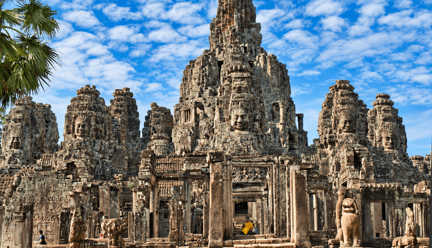 Tours à visages de pierre du temple du Bayon, à Angkor Thom