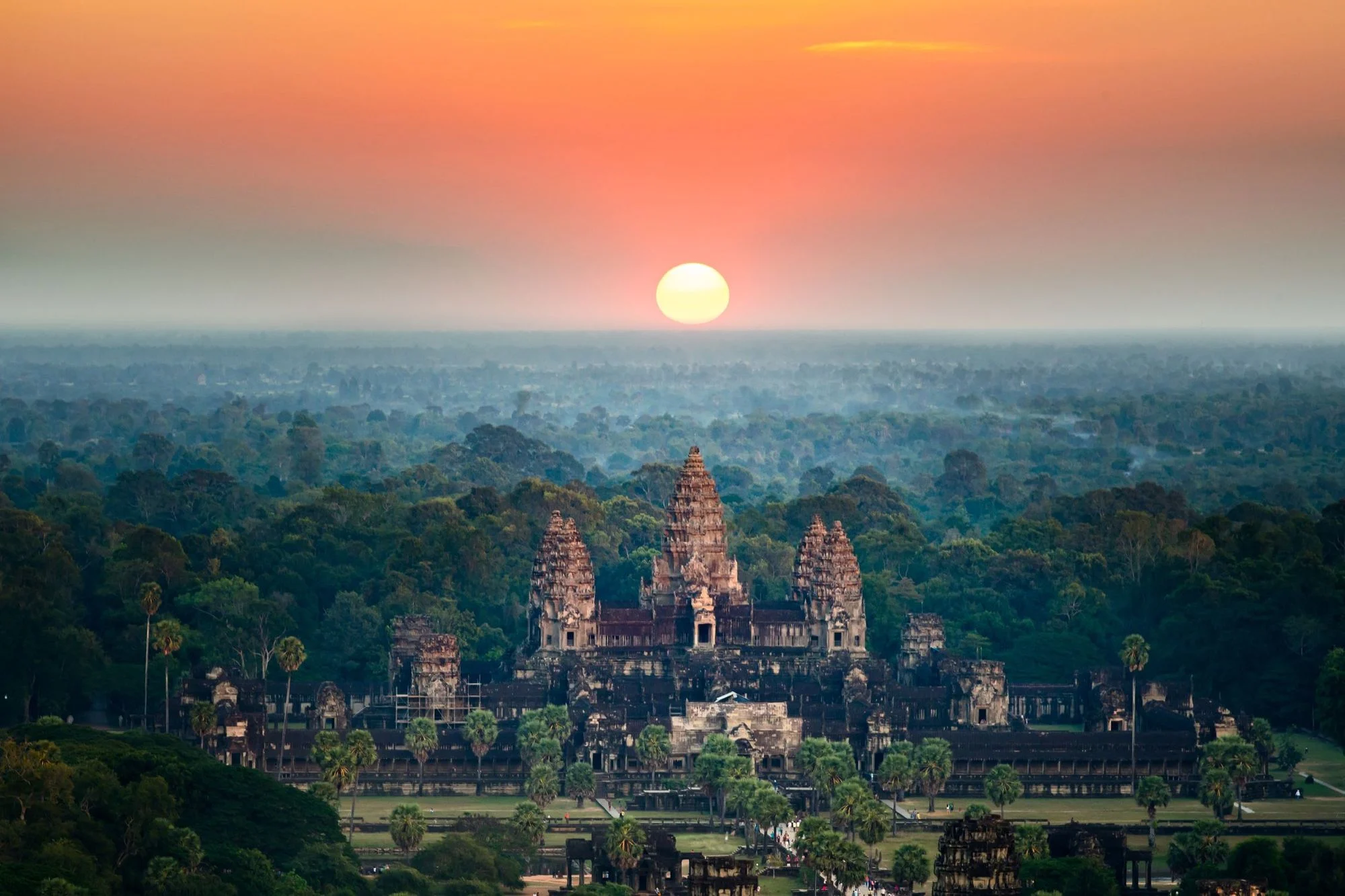 Vue aérienne d'Angkor Wat au lever du soleil, au milieu de la forêt
